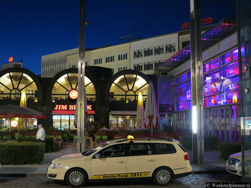 In de avond kun je goed uitgaan in Hannover. In Mitte is een taxistandplaats bij de Ständehausstraße. De Opera ligt hier tegenover.